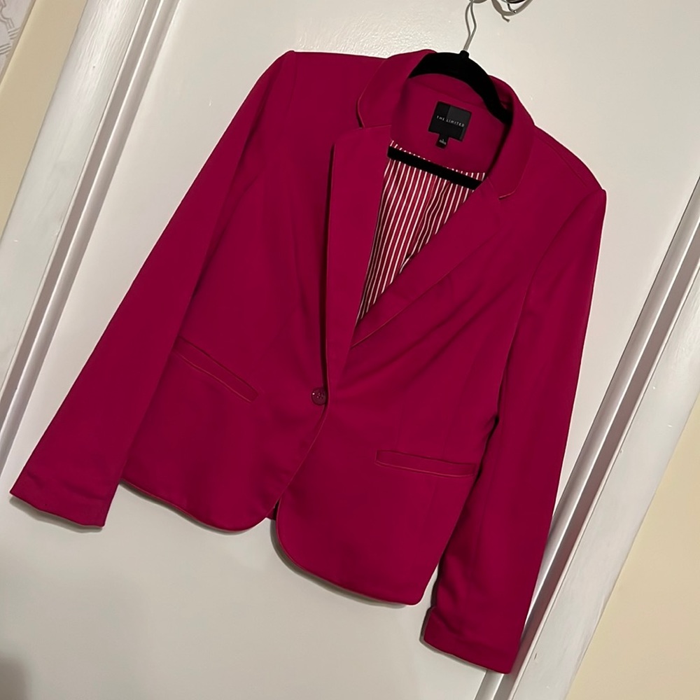 The limited women’s size L fully lined, bright, fuchsia blazer.